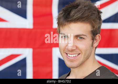 Jeune homme et drapeau britannique Banque D'Images