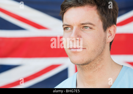 Jeune homme et drapeau britannique Banque D'Images