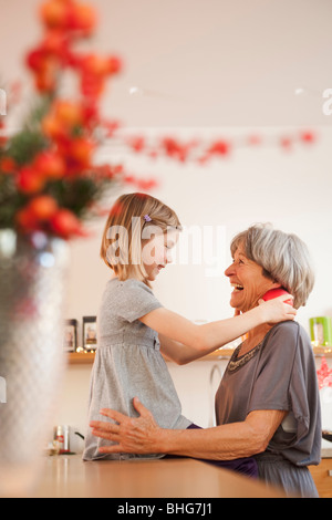 Petit-fils et grand-mère hugging Banque D'Images