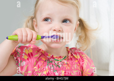 Petite fille se brosser les dents Banque D'Images