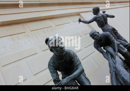 Les Forces armées Memorial situé au National Memorial Arboretum à Alrewas personnel,sculpté par Ian Rank-Broadley Banque D'Images