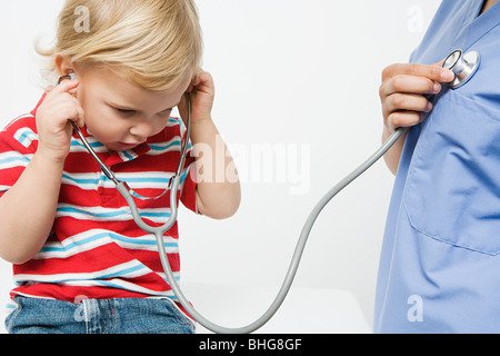 Petit garçon et l'infirmière with stethoscope Banque D'Images