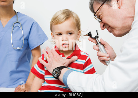 Médecin à l'oreille chez les garçons Banque D'Images