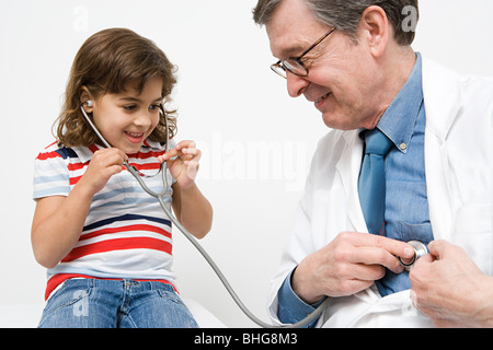 Fille et doctor with stethoscope Banque D'Images