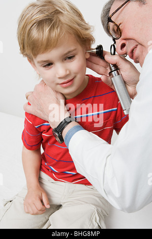 Médecin à l'oreille chez les garçons Banque D'Images