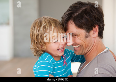 Chatouilles père fils Banque D'Images