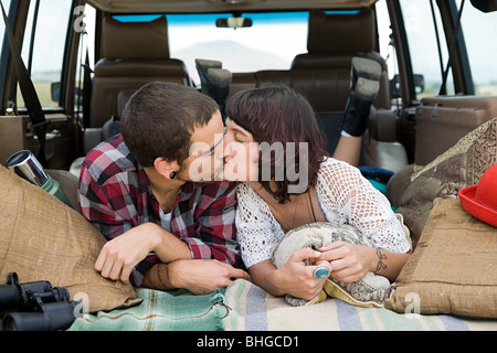 Couple à l'arrière du suv Banque D'Images