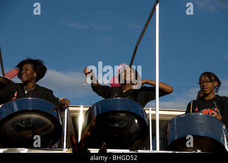 Le steel band de répétitions pour le carnaval de Notting Hill Banque D'Images