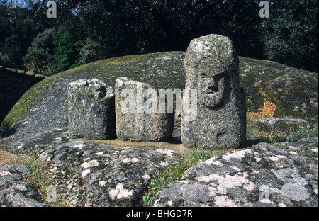 Statue Menhir avec visage (Filitosa VI) site préhistorique mégalithique (c1600BC), Filitosa, site du patrimoine mondial, le Sartenais, Sartene, Corse, France Banque D'Images