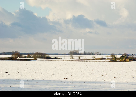 Hiver orageux ciel au-dessus de paysage couvert de neige Banque D'Images
