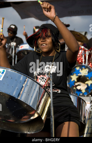 Le steel band de répétitions pour le carnaval de Notting Hill Banque D'Images