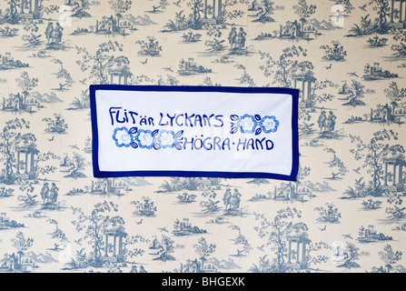 Message brodé sur un wall hanging, Suède. Banque D'Images