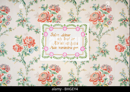 Message brodé sur un wall hanging, Suède. Banque D'Images