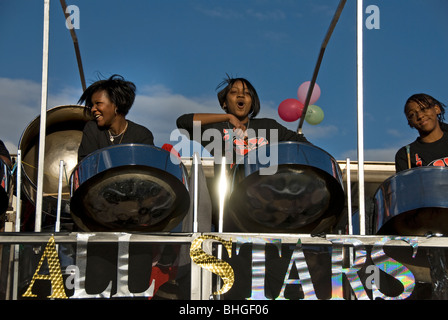 Le steel band de répétitions pour le carnaval de Notting Hill Banque D'Images