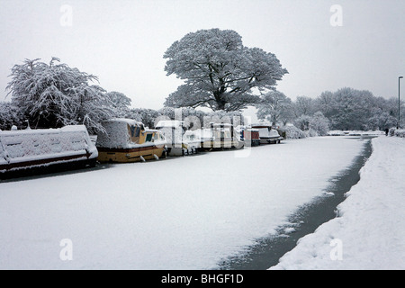 La neige a couvert des bateaux amarrés sur un couvert de neige gelée, canal de Bridgewater Banque D'Images