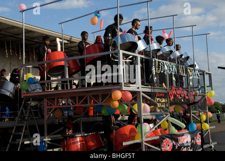 Le steel band de répétitions pour le carnaval de Notting Hill Banque D'Images