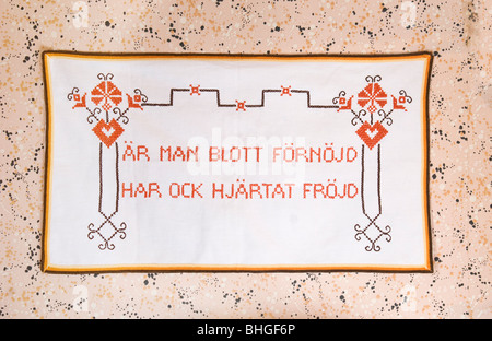 Message brodé sur un wall hanging, Suède. Banque D'Images