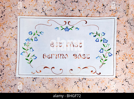 Message brodé sur un wall hanging, Suède. Banque D'Images