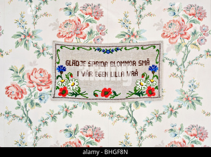 Message brodé sur un wall hanging, Suède. Banque D'Images