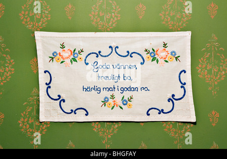 Message brodé sur un wall hanging, Suède. Banque D'Images