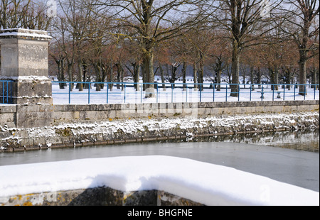 Vue depuis le Cours des Adieux de Fontainebleau château vers le Grand Parterre sur le lac gelé de carpes chinoises Banque D'Images