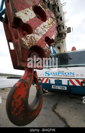 Grue à flèche télescopique à Wick port, région des Highlands, en Écosse. Banque D'Images