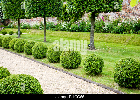 Topiary sur une allée de graviers dans un jardin de campagne anglaise Banque D'Images