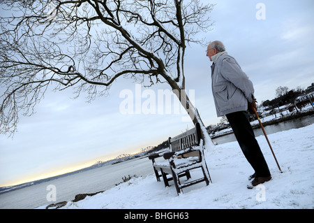 Homme solitaire face à la mer. Banque D'Images