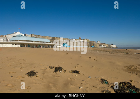 Le Pavillon Royal Victoria principal, Sables bitumineux, Ramsgate, Kent, Royaume-Uni, montrant les bâtiments d'une falaise et Union Jack flying Banque D'Images