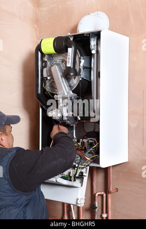 L'installation d'une nouvelle chaudière à condensation Vaillant 637 ECOTECH. Banque D'Images