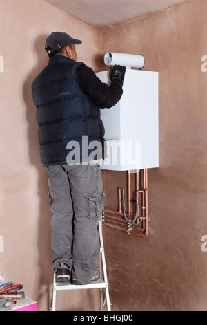 L'installation d'une nouvelle chaudière à condensation Vaillant 637 ECOTECH. Banque D'Images