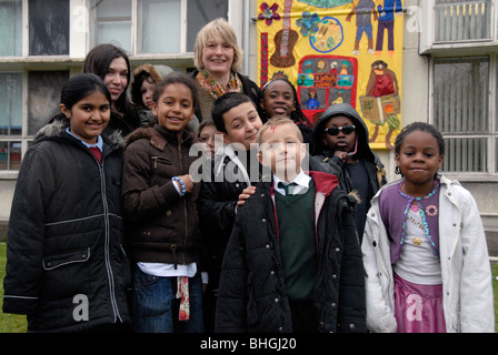 Groupe d'enfants et de l'art à l'avant avec les enseignants de l'école Banque D'Images