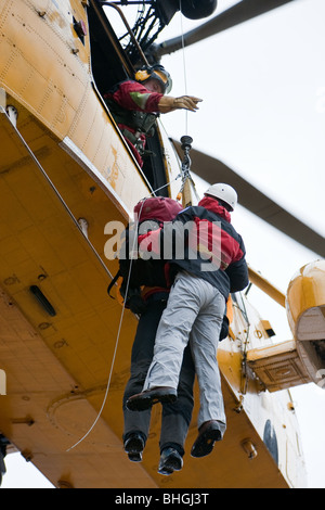 Les bénévoles de la montagne étant ramené dans un hélicoptère. Banque D'Images