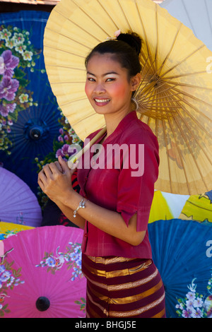 Peinture peintre femme parasol conçoit, Bor Bo Sang Factory Village parapluie, Sankampaeng Road, Chiang Mai, Thaïlande du Nord Banque D'Images