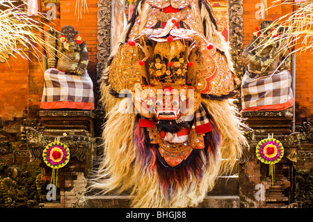 Spectacle de danse Barong Le Barong, une créature mythologique représente le bien dans le monde Banque D'Images