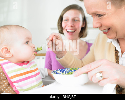 Grand-mère nourrir bébé Banque D'Images