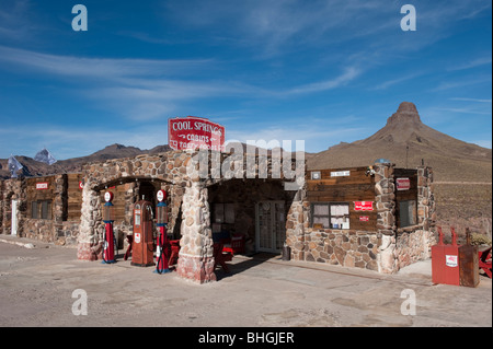 La route 66, Arizona - Un ancien roadhouse et pompes à essence le long de la route. Banque D'Images