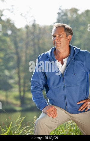 L'homme s'étend au bord du lac Banque D'Images