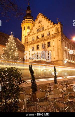 Place de marché d'As Karlsruhe-Durlach de nuit avec tram - Allemagne Banque D'Images