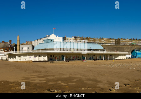 Le Pavillon Royal Victoria principal, Sables bitumineux, Ramsgate, Kent, Royaume-Uni, montrant les bâtiments d'une falaise et Union Jack flying Banque D'Images