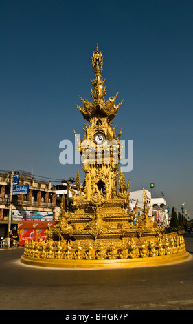 La tour de l'horloge d'or de Chiang Rai, Thaïlande. Banque D'Images