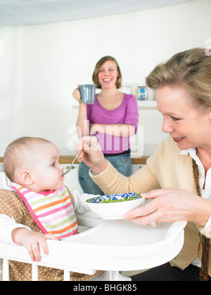 Grand-mère nourrir bébé Banque D'Images