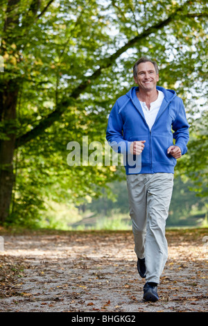 Middle aged man jogging Banque D'Images