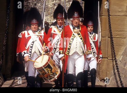 Reconstitution historique, l'infanterie britannique 1776, Régiment de fantassins, Coldstream Regiment of Foot Guards, le château de Douvres Kent anglais Banque D'Images