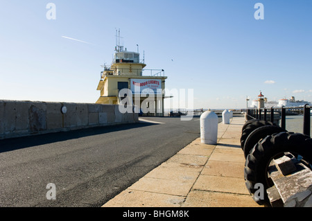 Le bureau de contrôle du port sur la jetée Est dans The Royal Harbour, Ramsgate, Kent, Royaume-Uni Banque D'Images