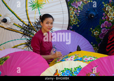 Peinture peintre femme parasol conçoit, Bor Bo Sang Factory Village parapluie, Sankampaeng Road, Chiang Mai, Thaïlande du Nord Banque D'Images