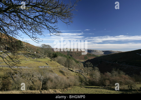 Vue depuis le col d'un542 at Horseshoe Vue vers l'escarpement calcaire d'Eglwyseg les roches. Banque D'Images