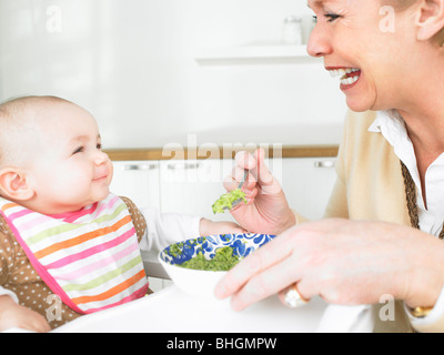 Grand-mère nourrir bébé Banque D'Images