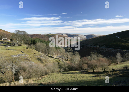 Vue depuis le col d'un542 at Horseshoe Vue vers l'escarpement calcaire d'Eglwyseg les roches. Banque D'Images