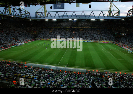 Vue à l'intérieur du Westfalenstadion ou Signal Iduna Park, Dortmund, Allemagne au cours d'un match à la Coupe du Monde 2006 Banque D'Images